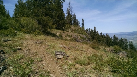 In a few places the trail hugs the edge of a cliff.