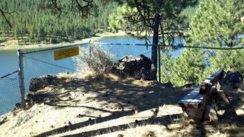 The trail dead end above the dam north side. 