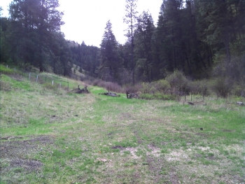 Trailhead at the lower end, with primitive camping. Trailhead at the lower end, with primitive camping.