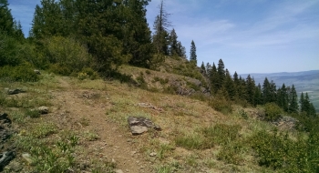 In a few places the trail hugs the edge of a cliff.