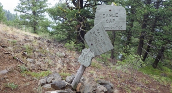 A wilderness sign right before the trail dives off into Baker Gulch.