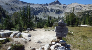 The intersection sign for Horton Pass, just before the Lakes Basin