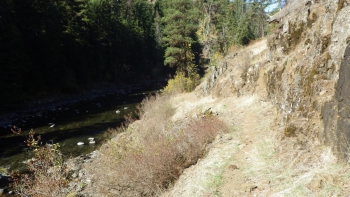 The trail along the Minam.