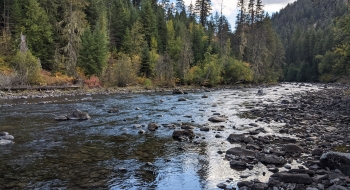 The Minam River where the trail arrives. 